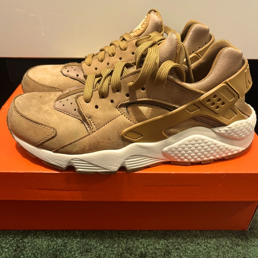Nike air huarache women’s sneakers/ brown/ size-8 women’s & 6 youth